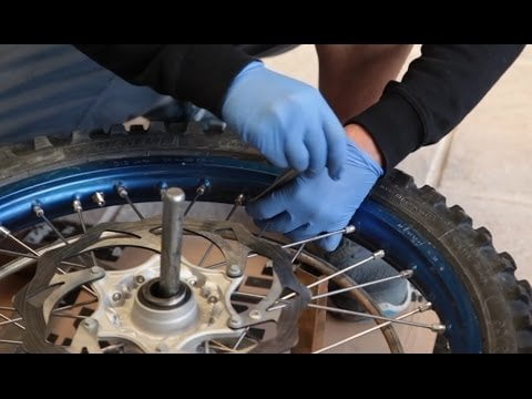 ¿Cómo quitar el neumático delantero de tu moto?