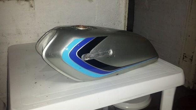 Cómo sellar fugas en el tanque de combustible de una motocicleta