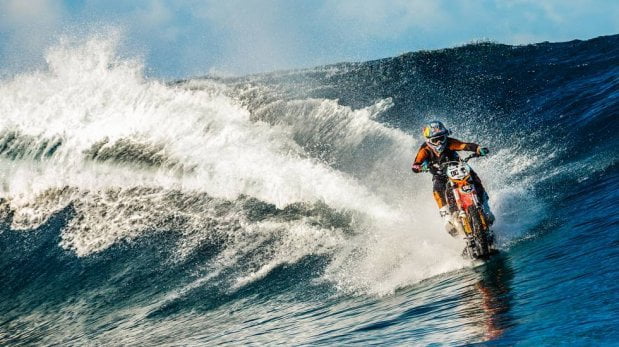 ¡Surfea en las olas más grandes del mundo sobre una moto!