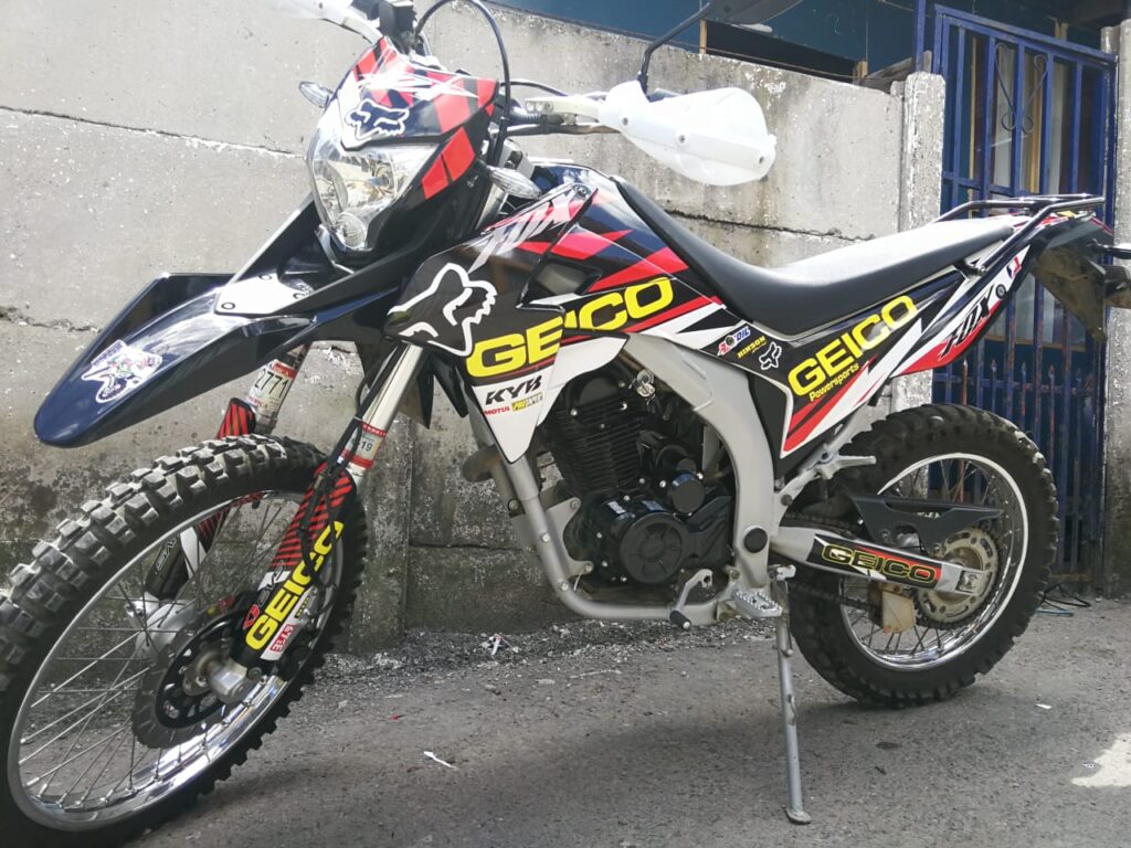 ¿Por qué la gente personaliza la moto con calcas?