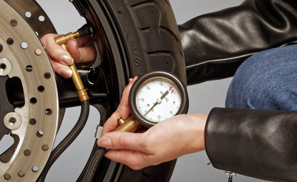 ¿Cómo controlar la presión de los neumáticos de su moto?