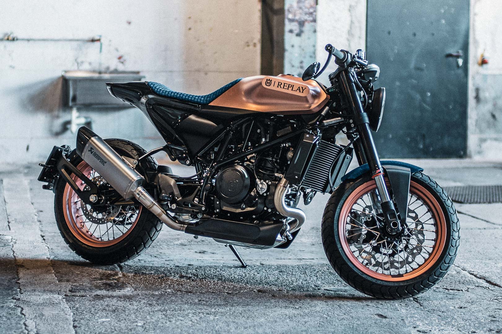 Husqvarna x Replay = Tres motos 701 de edición limitada