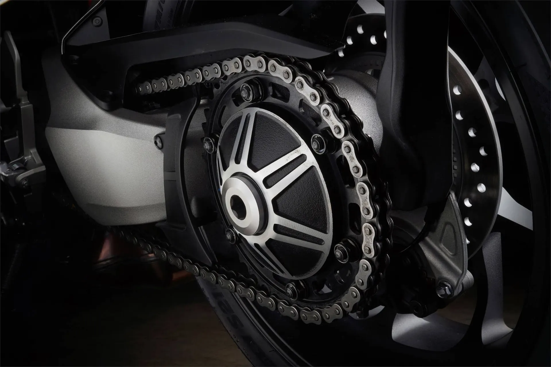 Así es como puede cuidar la cadena de su moto