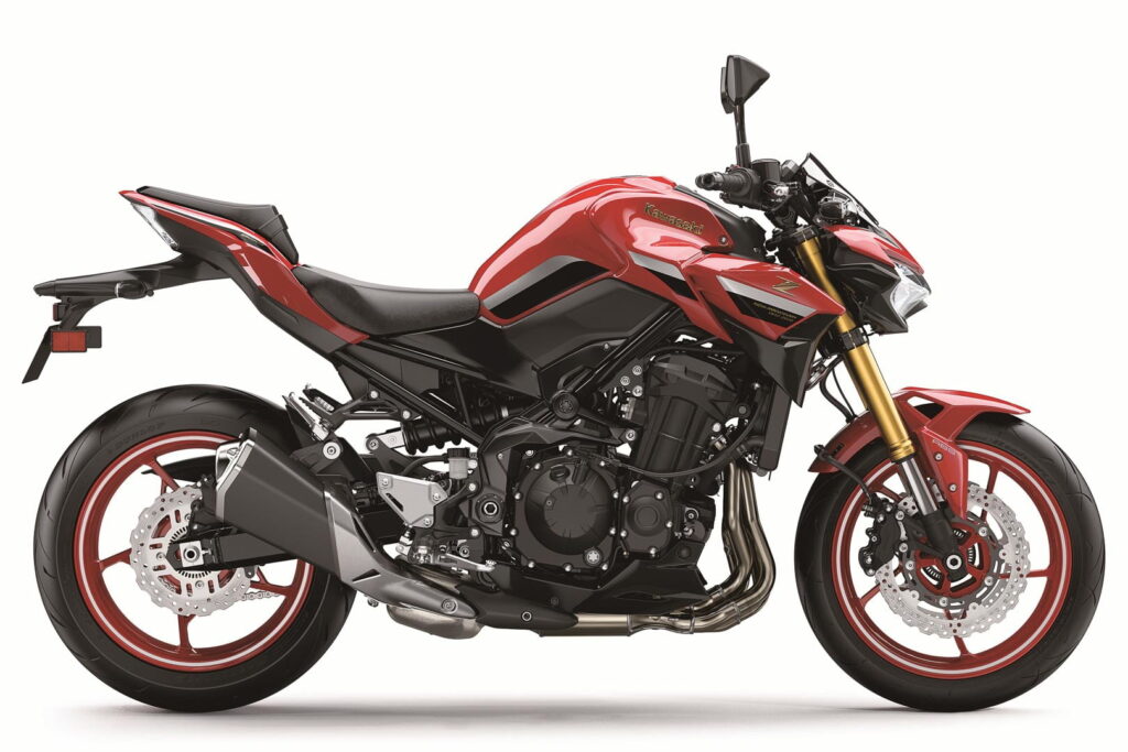 z900