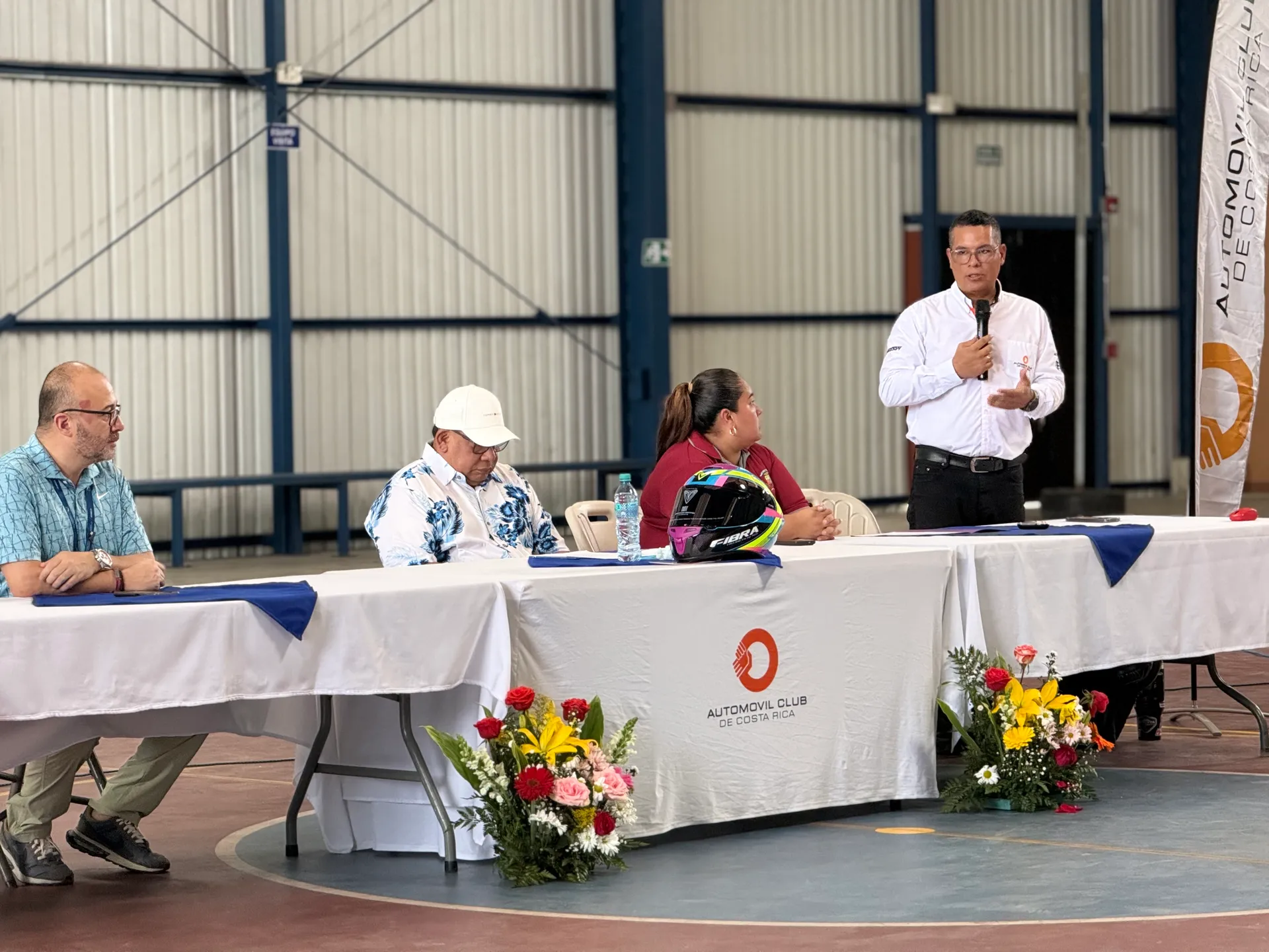 Automóvil Club de Costa Rica entrega 150 cascos en Talamanca para reforzar la seguridad vial